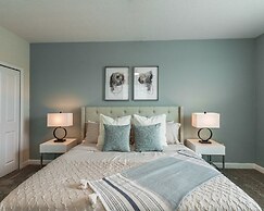 Beautiful And Spacious 5 Bed Pool Home 5 Bedroom Home by RedAwning