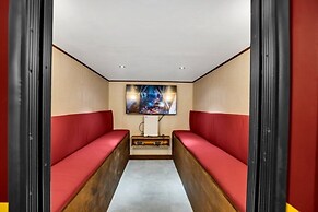 Luxury Lake View 9 Br Villa With Games Room 9 Bedroom Home by RedAwnin