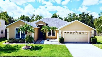Privacy 4 Bed 3 Bath Pool Home With Spa 4 Bedroom Home by RedAwning