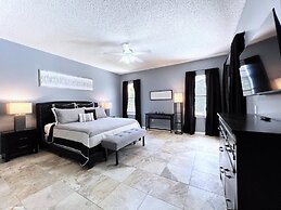 Privacy 4 Bed 3 Bath Pool Home With Spa 4 Bedroom Home by RedAwning