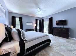 Privacy 4 Bed 3 Bath Pool Home With Spa 4 Bedroom Home by RedAwning