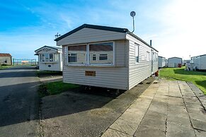 Inviting 3-bed Caravan on Sand Le Mere, Tunstall