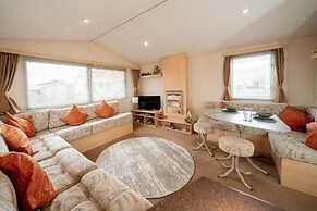 Inviting 3-bed Caravan on Sand Le Mere, Tunstall