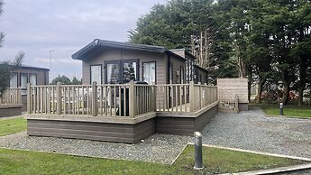 Cosy 3-bed hot tub Lodge in Pr3