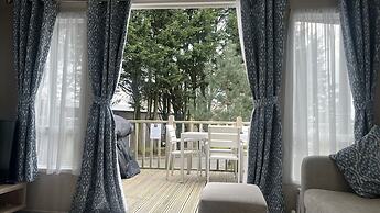 Cosy 3-bed hot tub Lodge in Pr3