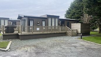 Cosy 3-bed hot tub Lodge in Pr3