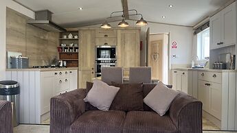 Immaculate 3-bed Lodge in Out Rawcliffe