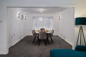 Immaculate 5-bed House in Leeds