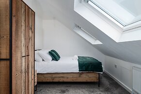 Immaculate 5-bed House in Leeds