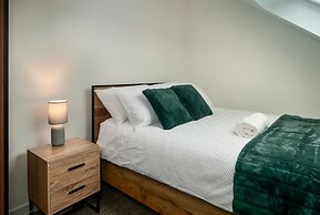 Immaculate 5-bed House in Leeds