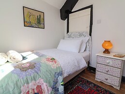 Blackbird Cottage Near Appledore