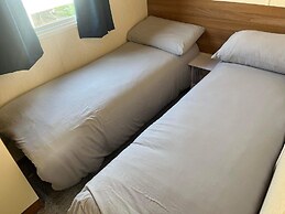 3 Bed 8 Berth Caravan With Decking Free Wifi