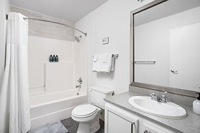 TWO CozySuites Apt w Skybridge Access 2