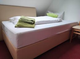 Room in Guest Room - Single Room With Shared Bathroom and Kitchen