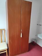 Room in Guest Room - Single Room With Shared Bathroom and Kitchen