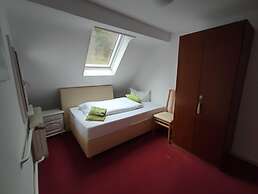 Room in Guest Room - Single Room With Shared Bathroom and Kitchen