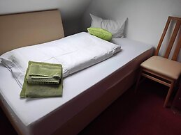 Room in Guest Room - Single Room With Shared Bathroom and Kitchen