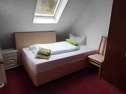 Room in Guest Room - Single Room With Shared Bathroom and Kitchen