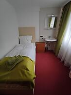 Room in Guest Room - Single Room With Shared Bathroom and Kitchen