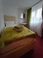 Room in Guest Room - Single Room With Shared Bathroom and Kitchen