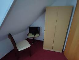 Room in Guest Room - Single Room With Shared Bathroom and Kitchen