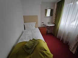 Room in Guest Room - Single Room With Shared Bathroom and Kitchen