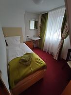 Room in Guest Room - Single Room With Shared Bathroom and Kitchen