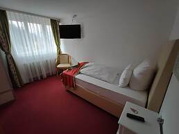 Room in Guest Room - Comfortable Single Room With Shared Bathroom and 