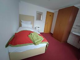 Room in Guest Room - Comfortable Single Room With Shared Bathroom and 