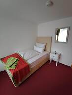 Room in Guest Room - Comfortable Single Room With Shared Bathroom and 