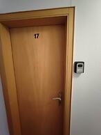 Room in Guest Room - Comfortable Single Room With Shared Bathroom and 