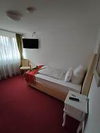 Room in Guest Room - Comfortable Single Room With Shared Bathroom and 
