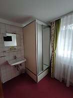 Room in Guest Room - Comfortable Single Room With Shared Bathroom and 