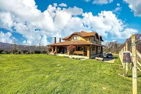 Hedonistic Vineyard Estate With Hot Tub