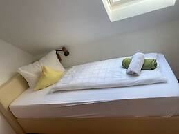 Room in Guest Room - Single Room With Shared Bathroom and Kitchen