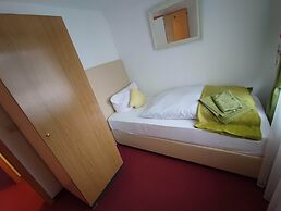 Room in Guest Room - Single Room With Shared Bathroom and Kitchen