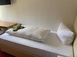 Room in Guest Room - Single Room With Shared Bathroom and Kitchen