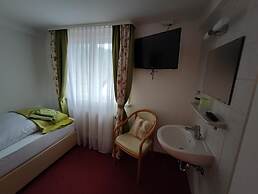 Room in Guest Room - Single Room With Shared Bathroom and Kitchen