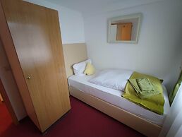 Room in Guest Room - Single Room With Shared Bathroom and Kitchen