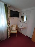 Room in Guest Room - Single Room With Shared Bathroom and Kitchen