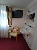 Room in Guest Room - Single Room With Shared Bathroom and Kitchen