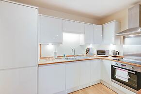 Luxury 3 Bedroom Apartment with Parking