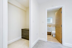 Luxury 3 Bedroom Apartment with Parking