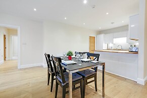 Luxury 3 Bedroom Apartment with Parking