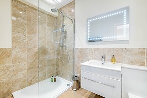 Luxury 3 Bedroom Apartment with Parking