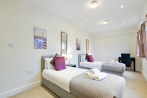 Luxury 3 Bedroom Apartment with Parking