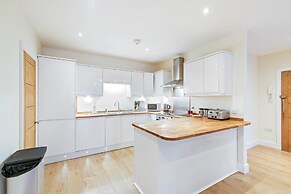 Luxury 3 Bedroom Apartment with Parking