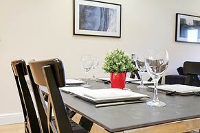 Luxury 3 Bedroom Apartment with Parking