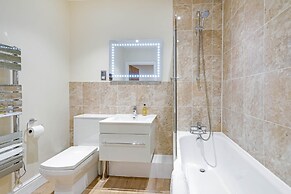 Luxury 3 Bedroom Apartment with Parking