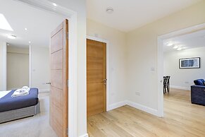 Luxury 3 Bedroom Apartment with Parking